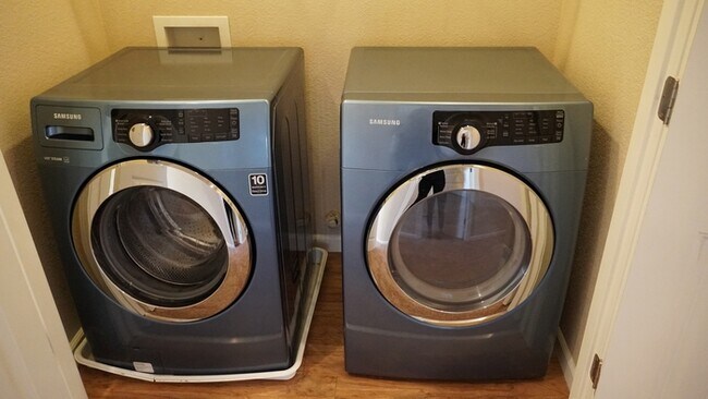 Building Photo - Beautiful two story home in Roseville!