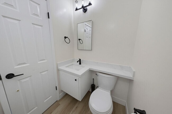 Building Photo - Charming 2-Bedroom Townhouse for Rent in Huntington Beach!