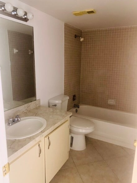 Building Photo - 950 Egret Cir