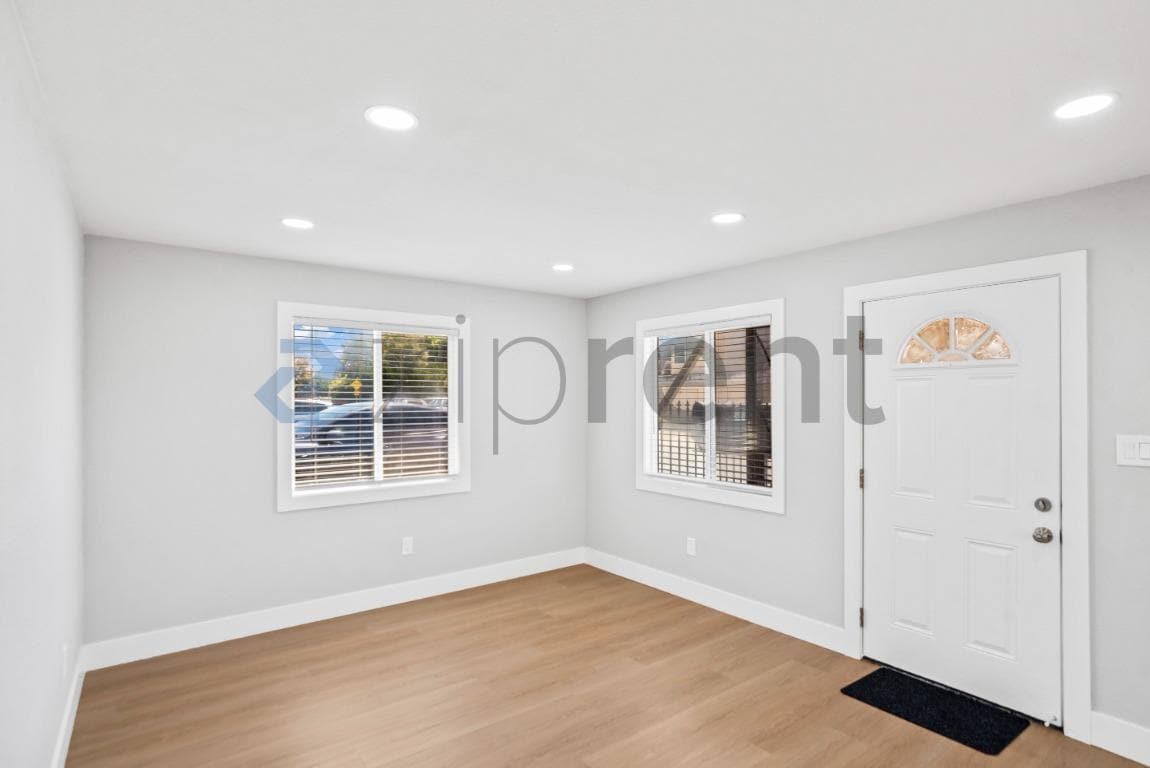 Building Photo - Unit A