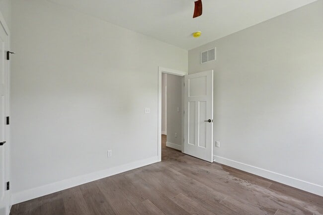 Building Photo - 405 E Larmon St