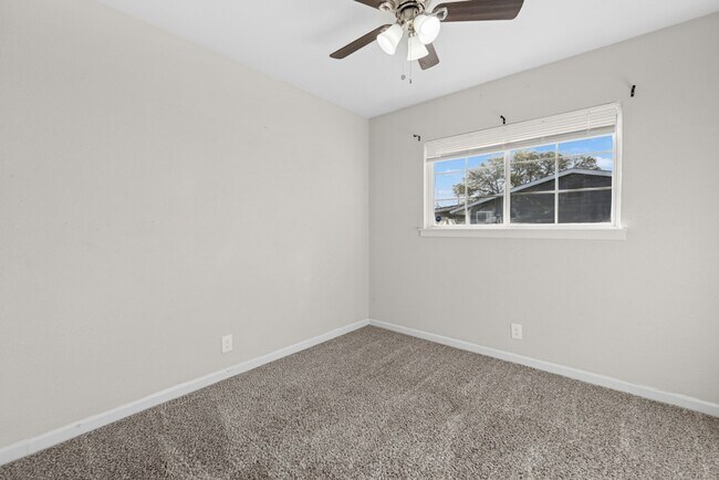 Building Photo - 915 Stonegate Dr