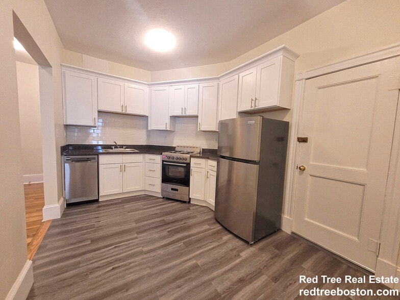 Building Photo - 1595 Beacon St