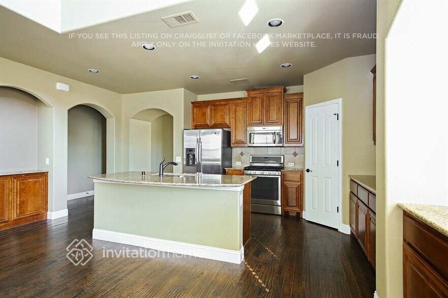 Building Photo - 1204 Litchfield Ln