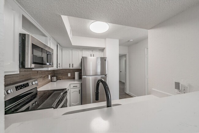 Building Photo - Updated 1-Bedroom Condo in Gated Community...