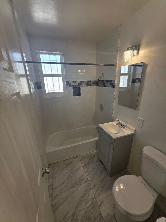 Building Photo - 1 BD 1 BA CONDO IN DOWNTOWN LONG BEACH