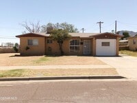 Building Photo - 10037 Oakwood Dr