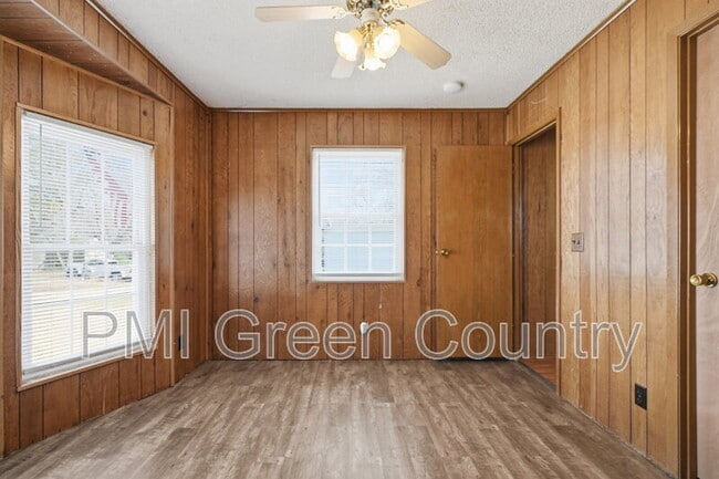 Building Photo - 834 W 138th St S