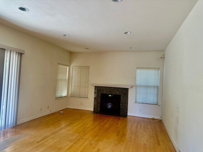Building Photo - 388 Knowles Dr