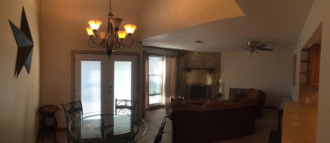 Building Photo - 200 Free Rein