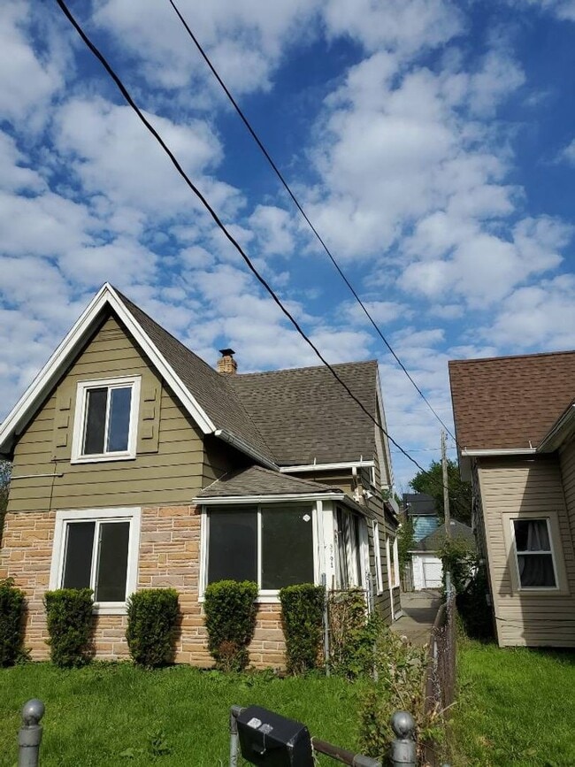 Building Photo - Newly Renovated 4BR/1BA Single-Family Home with Garage – Cleveland