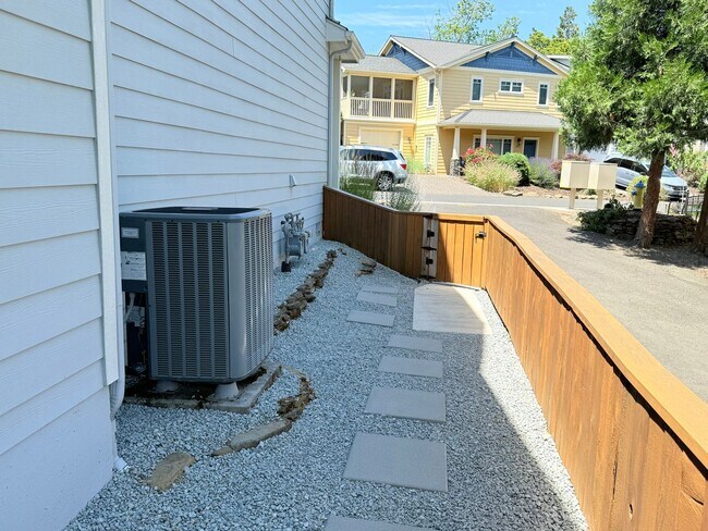 Building Photo - Elegant Townhome – 2 Primary Suites, balco...