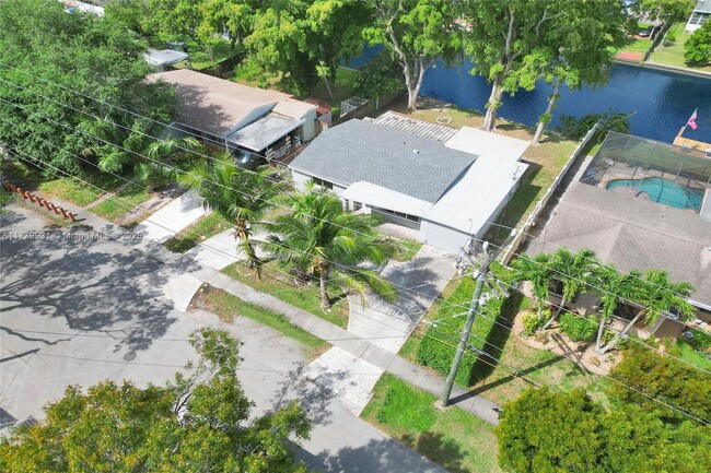 Building Photo - 924 N 30th Rd