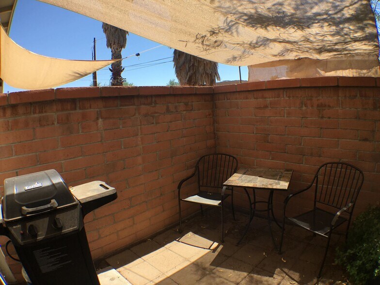 Building Photo - 1710 N Santa Rita Ave