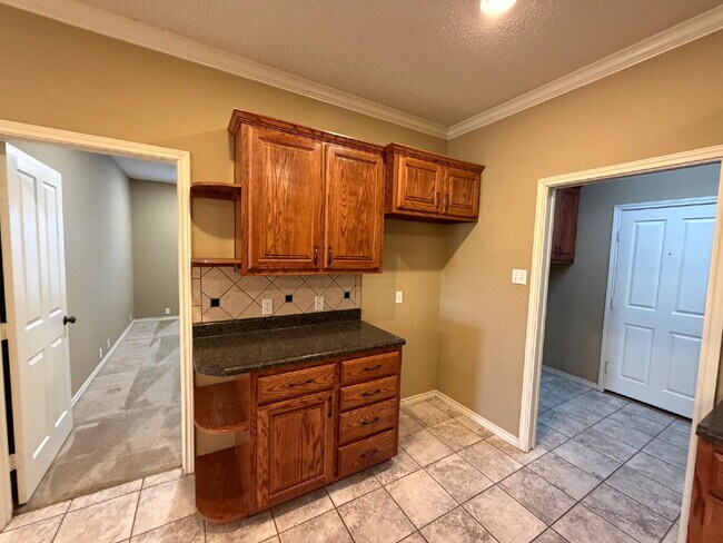 Building Photo - Beautiful 3-Bed, 2-Bath Gem in Lubbock- Spacious 1500 Sq Ft Living!