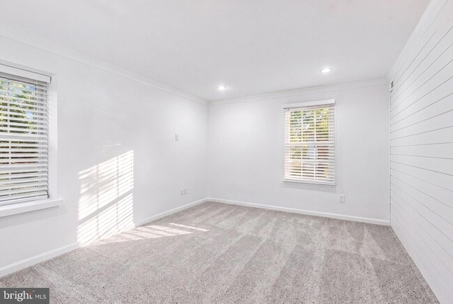 Building Photo - 51 Meadow Ln