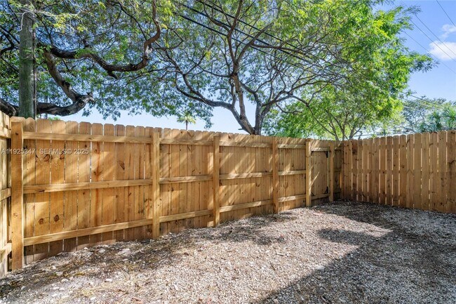 Building Photo - 980 NE 170th St