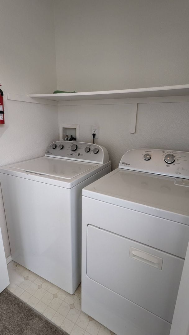 Building Photo - 3 BED/2.5 BATH TOWNHOME IN UNIVERSITY VILL...