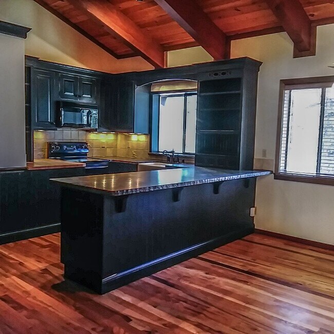 Building Photo - Charming 3-bedroom Lodge-Style Townhouse