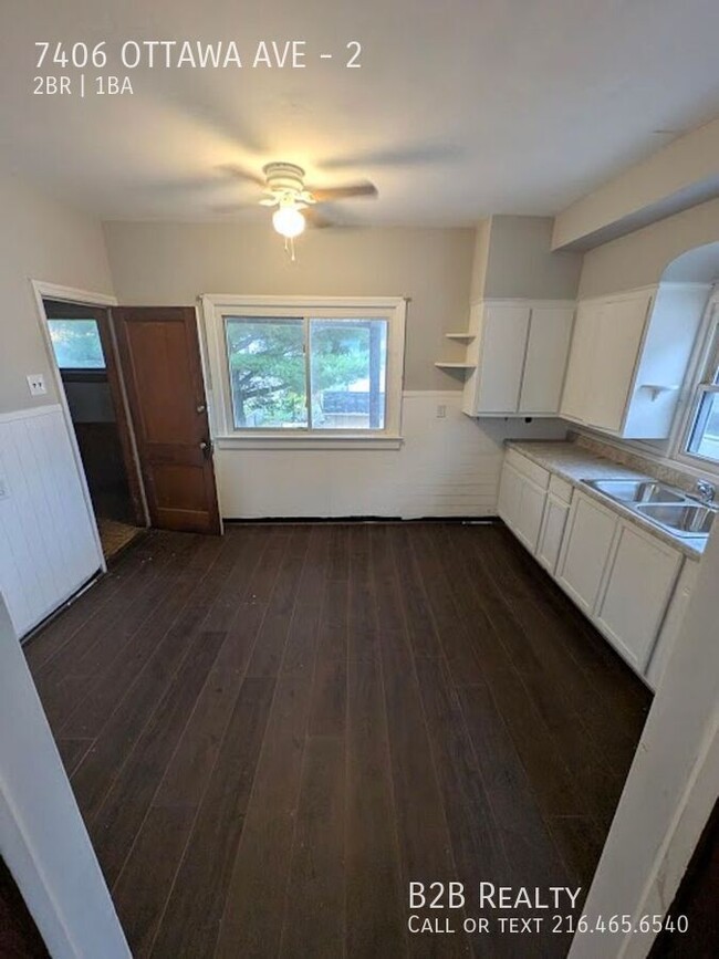 Building Photo - Charming 2-Bedroom Up Unit in Multifamily ...