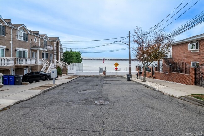 Building Photo - 10 Pell Pl