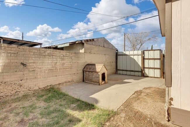 Building Photo - 1322 Wilson St