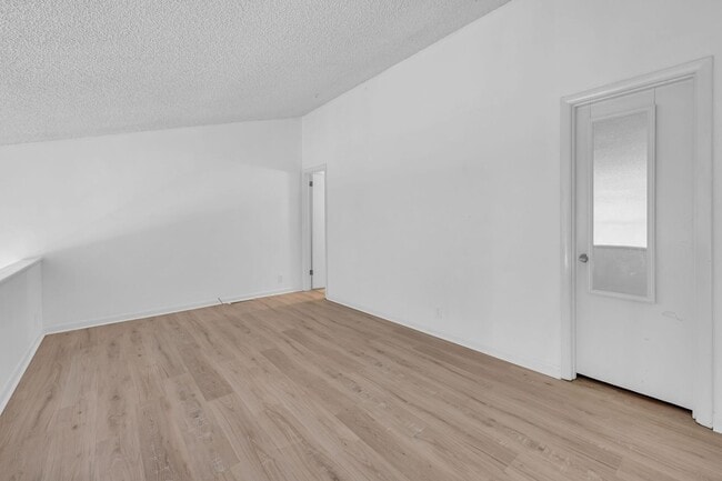 Building Photo - Great corner studio location in Belle Forest.