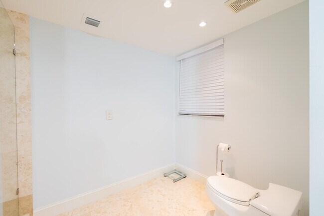 Building Photo - 2565 S Ocean Blvd