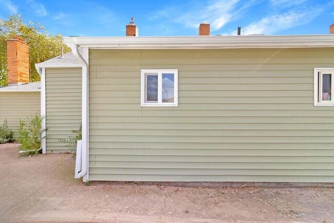 Building Photo - Bright Downtown Studio Apartment