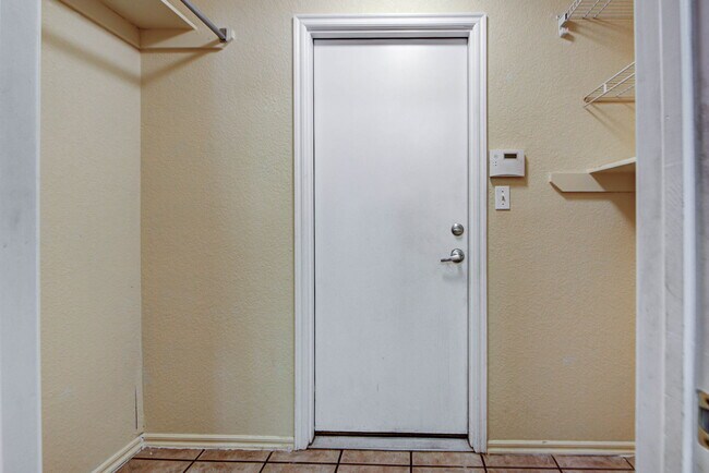 Building Photo - 2904 Canyon Oaks Ct