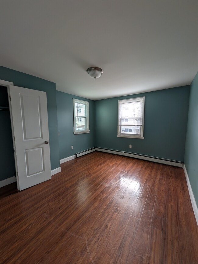 Building Photo - 719 28th St