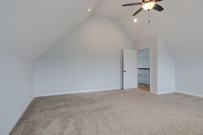Building Photo - mega Huge wow. 4 bed 3 bath.