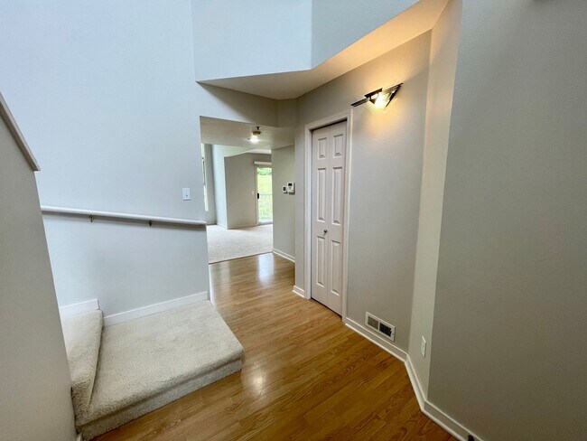 Building Photo - Kenmore Townhouse at Canterbury