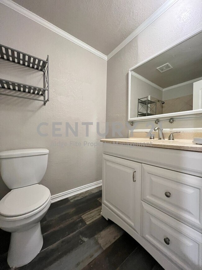 Building Photo - Tastefully updated 3/2/2 in Benbrook For Rent!