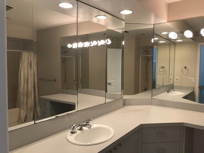 Building Photo - Solon 4 Bedroom Rental
