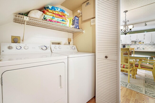 Building Photo - 825 Center St