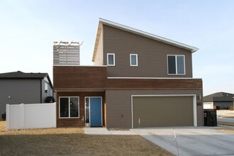 Building Photo - Almost new Townhouse