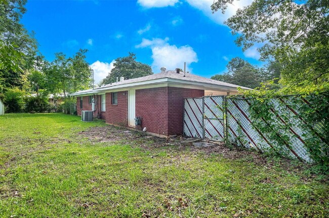 Building Photo - "Charming 3-Bedroom Bossier City Home with Gleaming Hardwood Floors!"