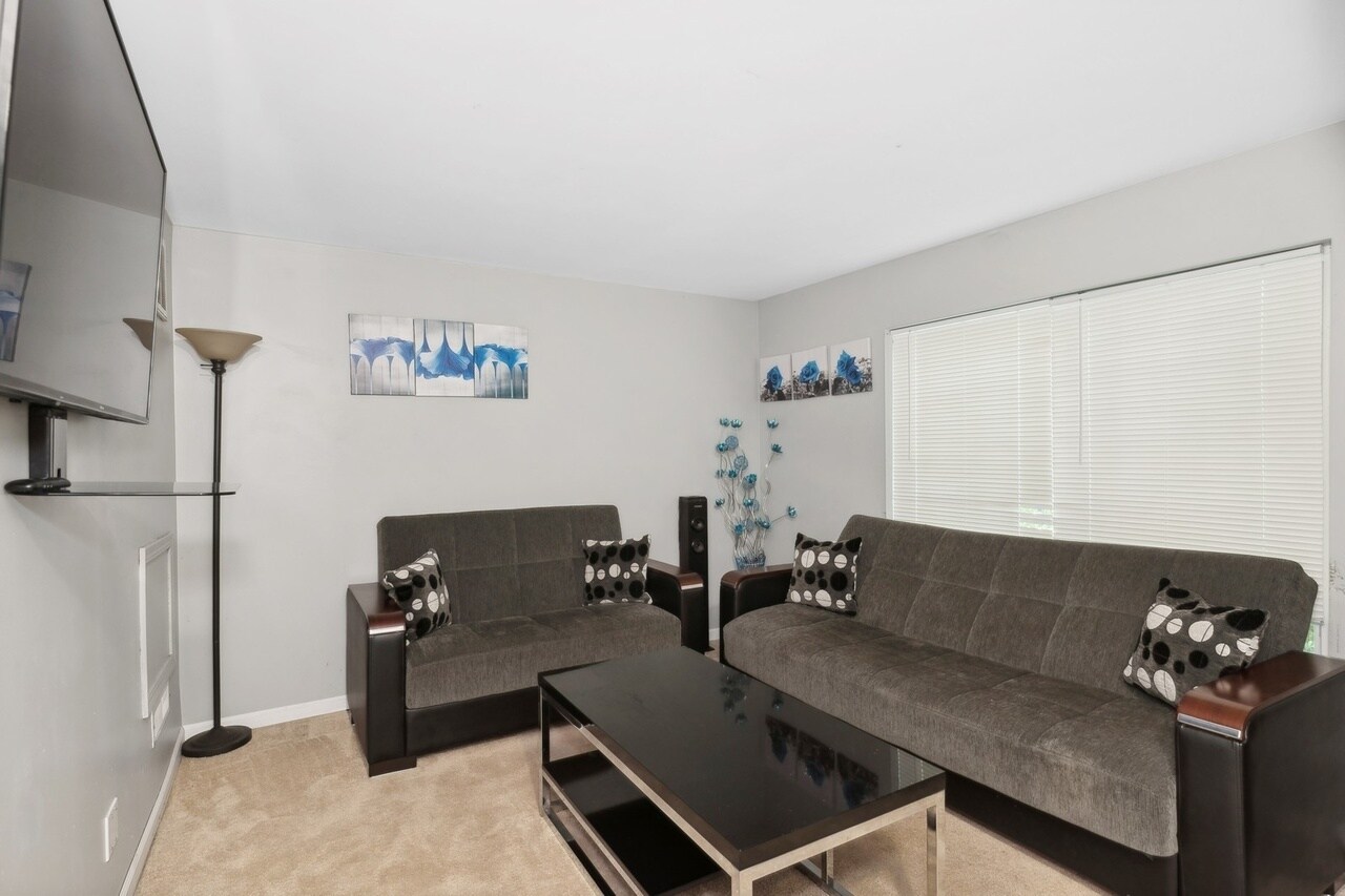 Building Photo - 328 W Whispering Oaks Ln