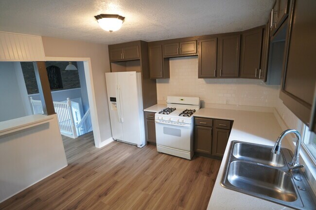 Building Photo - 1501 N Freund Ave