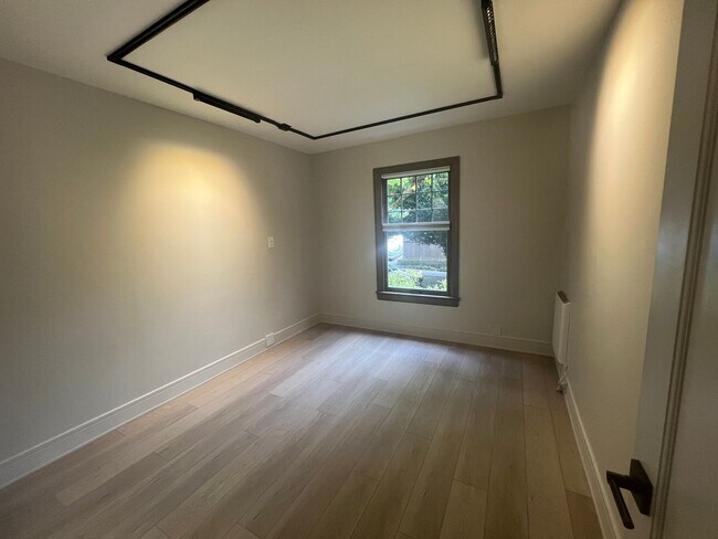 Building Photo - Newly Remodeled Condo on Capitol Hill - Close to UW
