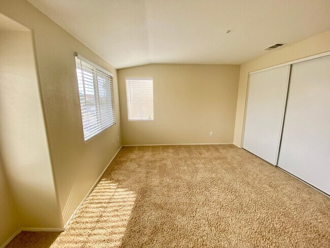 Building Photo - Extremely spacious four bedroom With Oxnard home