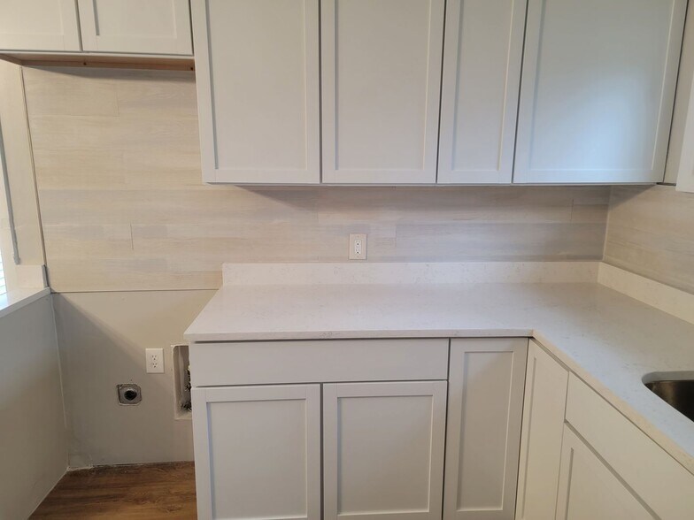 Building Photo - 1196 Thorndale Dr