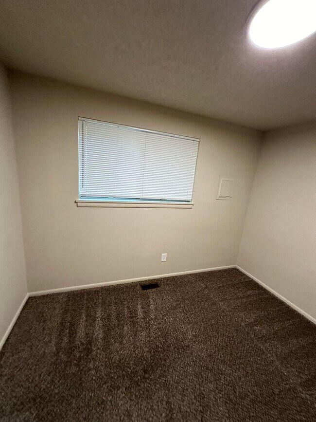 Building Photo - Bench Location Just Minutes to Downtown and BSU!