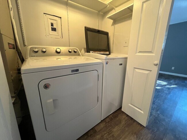 Building Photo - Newly listed!