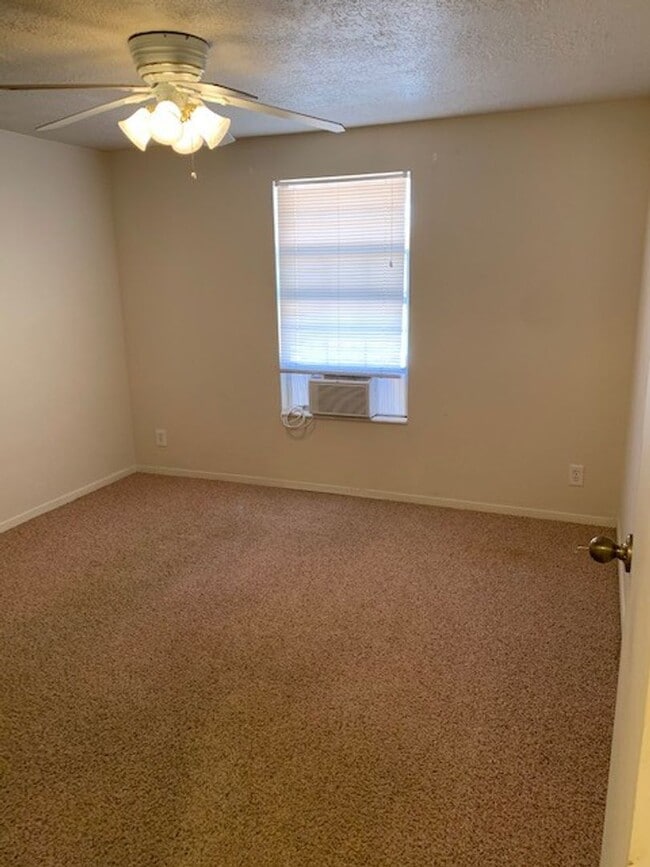 Building Photo - Cute 1 Bedroom, 1 Bathroom Apartment