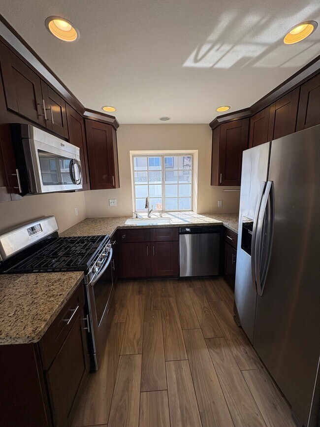 Building Photo - 2652 Santa Ana Ave