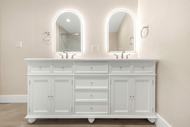 Building Photo - P201 - #9A Holiday Inn