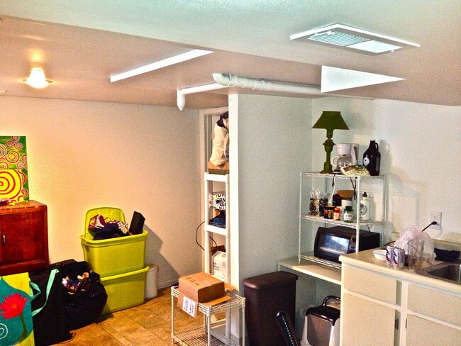 Building Photo - Updated 6 Bed 4 Bath House.  Pictures do n...