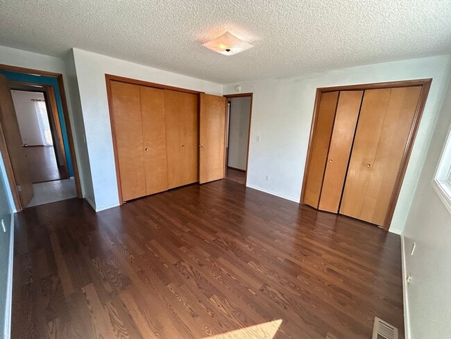 Building Photo - Spacious 3 bedroom, 2 bathroom with large ...
